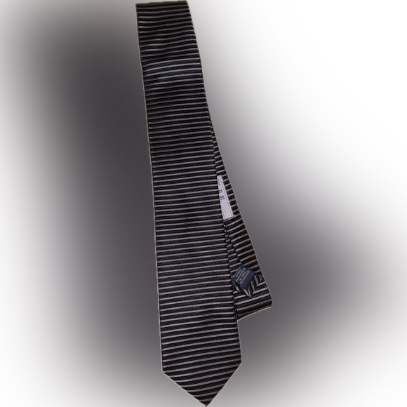 Ryan Seacrest Distinction 100% Silk Black Gray Silver Striped Necktie - Picture 2 of 4